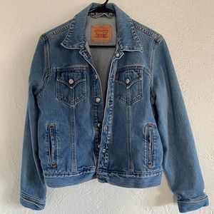 ⭐️Vintage Levi’s Trucker Denim Jacket, size Medium⭐️